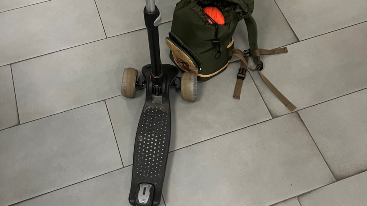 POL-KLE: Goch - PKW nach Steinwurf beschädigt / Polizei sucht Besitzer des Rollers und des Rucksacks - Foto: presseportal.de