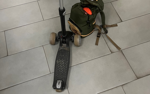 POL-KLE: Goch - PKW nach Steinwurf beschädigt / Polizei sucht Besitzer des Rollers und des Rucksacks - Foto: presseportal.de