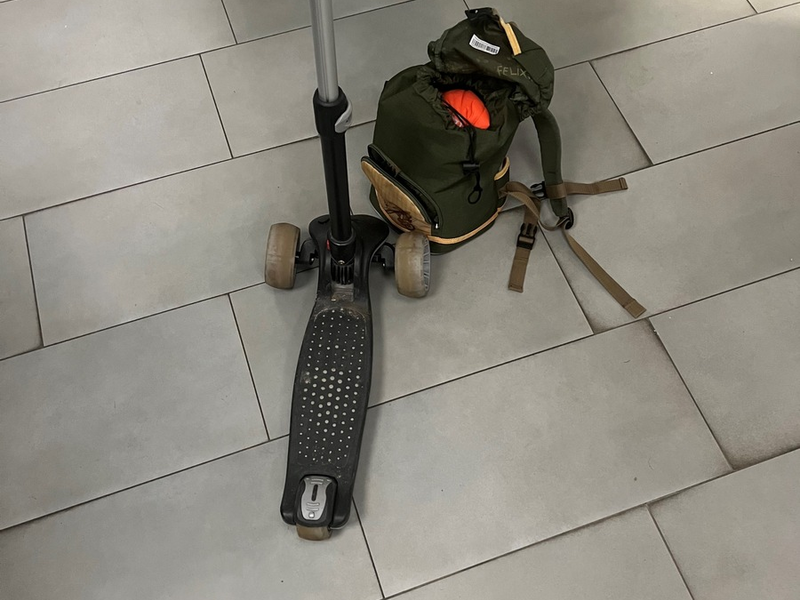 POL-KLE: Goch - PKW nach Steinwurf beschädigt / Polizei sucht Besitzer des Rollers und des Rucksacks - Foto: presseportal.de