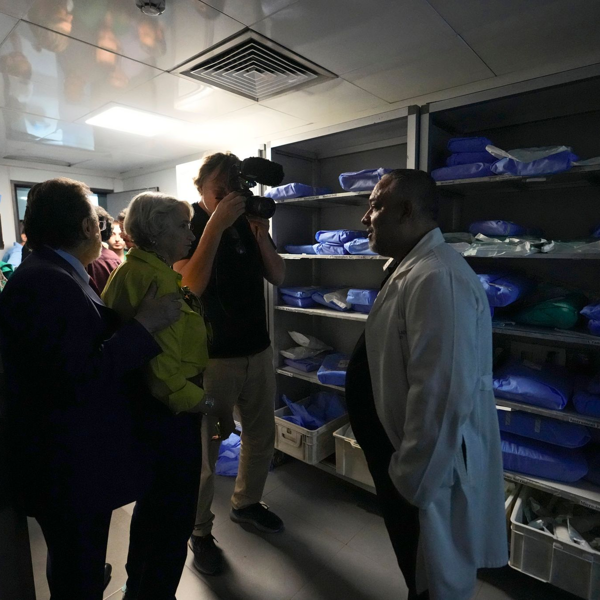 Der Leiter des Al-Sahel-Krankenhauses streitet Israels Vorwürfe eines Bunkers unter der Klinik ab. - Foto: Hassan Ammar/AP