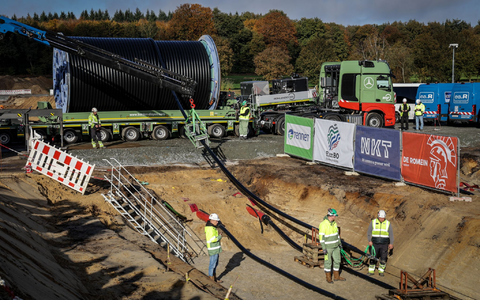 Nach der Abschaltung der Atomkraftwerke und dem Kohleausstieg sind insbesondere Bayern und Baden-Württemberg auf Windkraft aus dem Norden angewiesen.  - Foto: Focke Strangmann/dpa