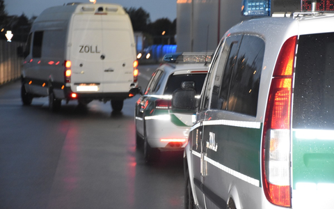 HZA-KR: Hauptzollamt Krefeld prĂŒft in der Logistikbranche - diverse VerstöĂe und Festnahmen - Foto: presseportal.de HZA-KR: Hauptzollamt Krefeld prĂŒft in der Logistikbranche - diverse VerstöĂe und Festnahmen - Foto: presseportal.de