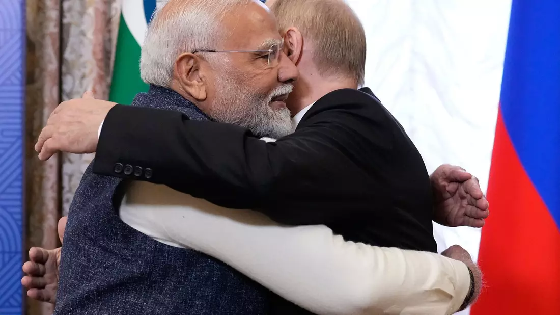 Indiens Premier Modi hat Putin Vermittlungen im Ukraine-Krieg angeboten. - Bild: Alexander Zemlianichenko/Pool AP/dpa