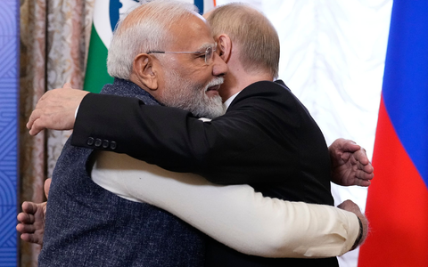 Die Umarmung mit Modi liefert Putin eins der nötigen Bilder, um zu demonstrieren, dass er international trotz Krieg nicht isoliert ist. - Foto: Alexander Zemlianichenko/Pool AP/dpa