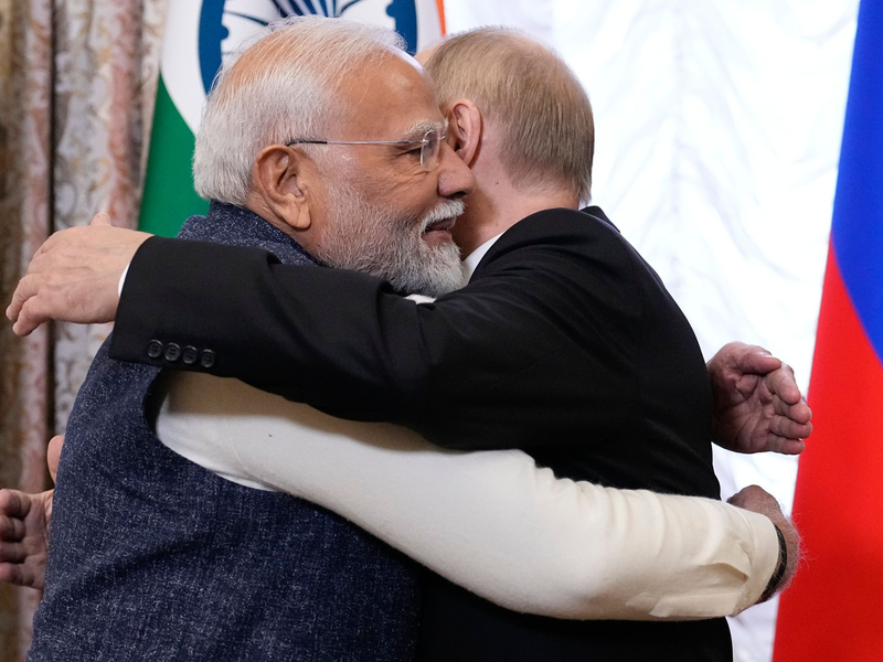 Die Umarmung mit Modi liefert Putin eins der nötigen Bilder, um zu demonstrieren, dass er international trotz Krieg nicht isoliert ist. - Foto: Alexander Zemlianichenko/Pool AP/dpa