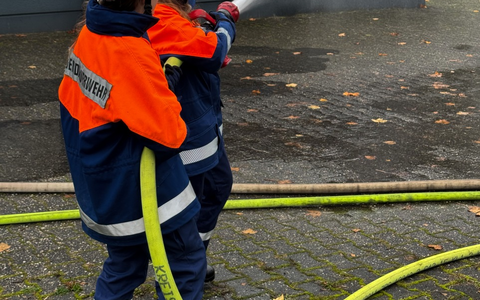 FW Wenden: Jahresabschlussübung der Jugendfeuerwehr der Gemeinde Wenden - Foto: presseportal.de