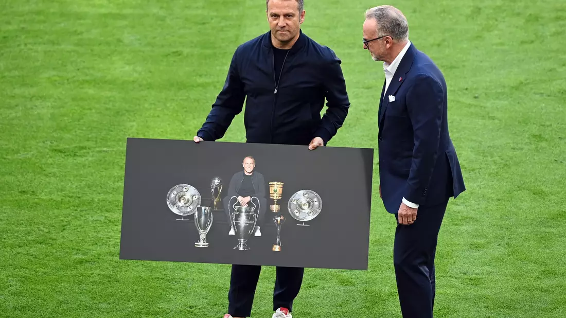 Sechs Titel in einem Jahr: Karl-Heinz Rummenigge bei der Verabschiedung von Erfolgscoach Hansi Flick 2021. (Archivbild) - Bild: Sven Hoppe/dpa-Pool/dpa