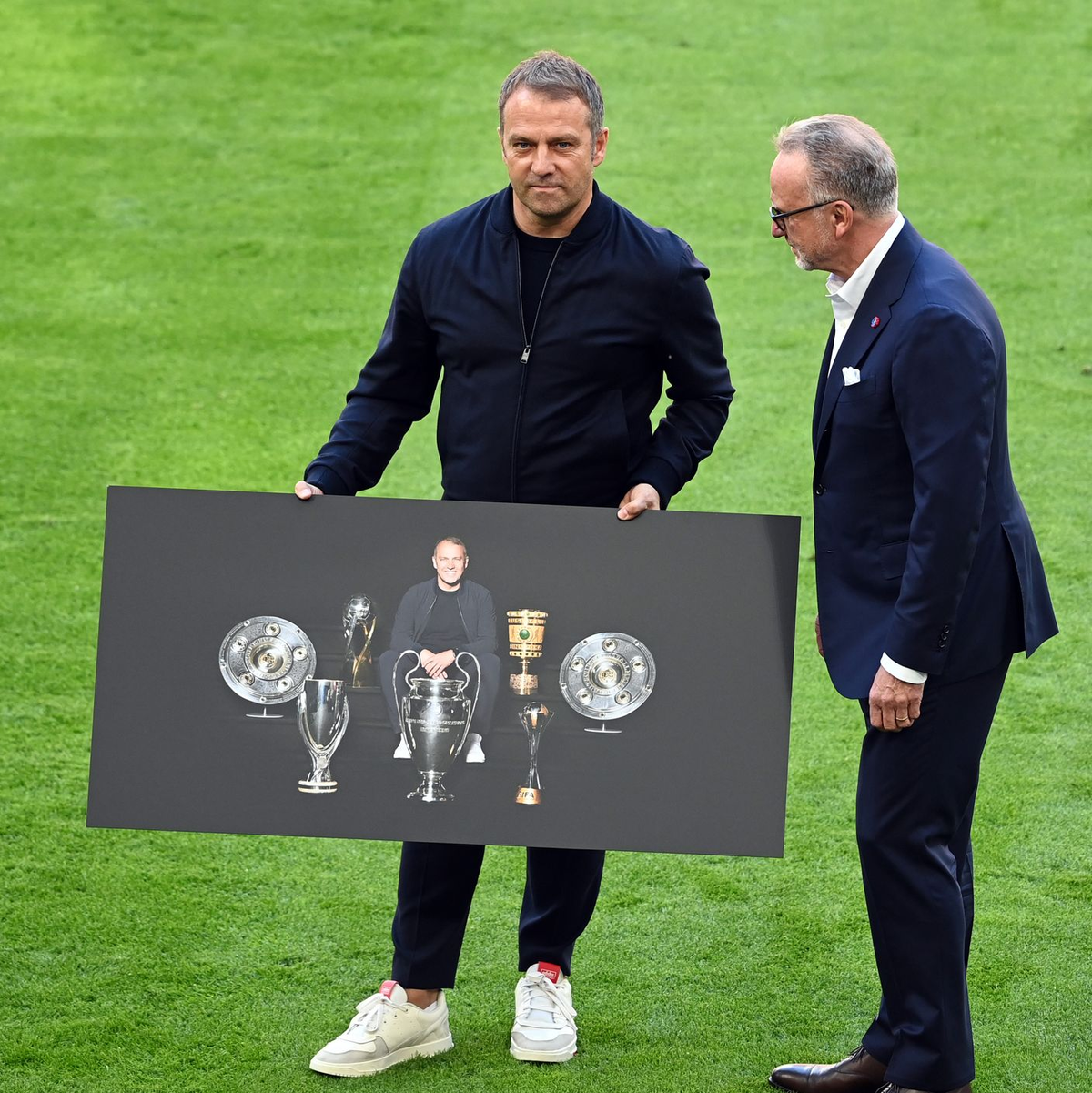 Sechs Titel in einem Jahr: Karl-Heinz Rummenigge bei der Verabschiedung von Erfolgscoach Hansi Flick 2021. (Archivbild) - Foto: Sven Hoppe/dpa-Pool/dpa
