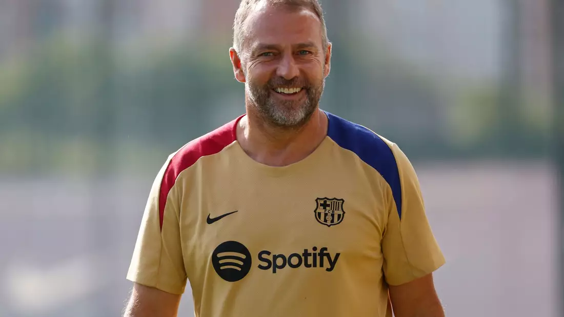 Hansi Flick hat in Barcelona noch bis 2026 Vertrag. Der Club hofft auf eine baldige Verlängerung. - Bild: Joan Monfort/AP/dpa