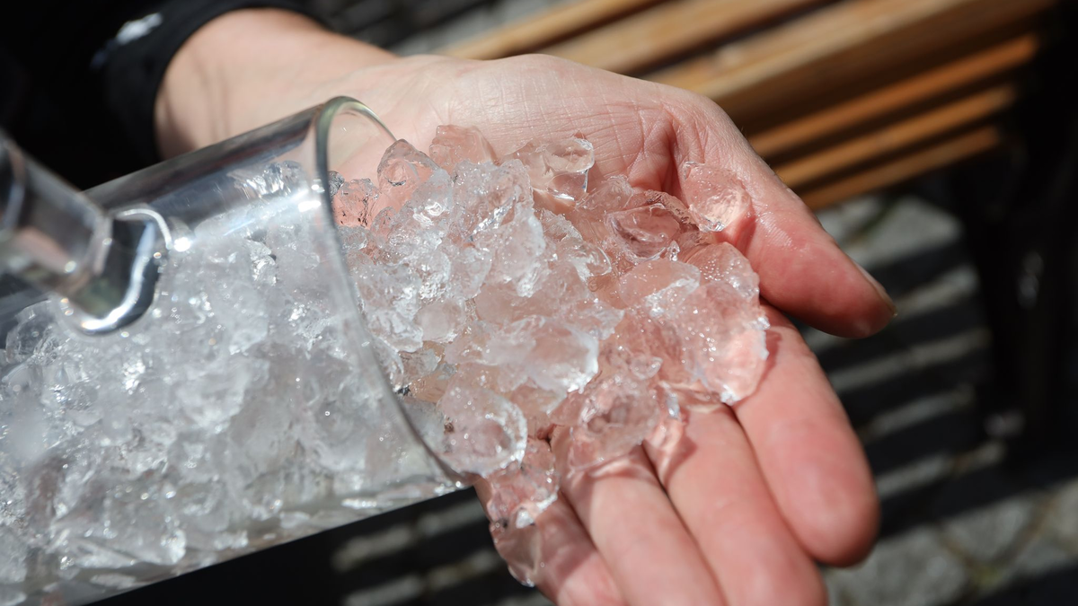 Die Firma Nordfrost GmbH & Co. KG hat Eiswürfel-Beutel wegen möglicher Verunreinigung deutschlandweit zurückgerufen.  - Foto: Matthias Bein/dpa