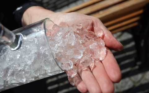 Die Firma Nordfrost GmbH & Co. KG hat Eiswürfel-Beutel wegen möglicher Verunreinigung deutschlandweit zurückgerufen.  - Foto: Matthias Bein/dpa