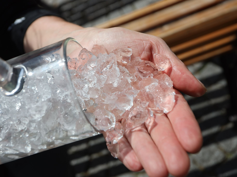Die Firma Nordfrost GmbH & Co. KG hat Eiswürfel-Beutel wegen möglicher Verunreinigung deutschlandweit zurückgerufen. - Foto: Matthias Bein/dpa