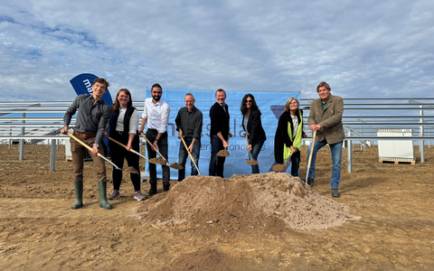 Am gestrigen Montag fand der Spatenstich für den Solarpark in Darstadt statt, der mit einer Gesamtleistung von etwa 70 Megawatt eine nachhaltige Energiezukunft für die Region Würzburg sichern wird - Foto: presseportal.de