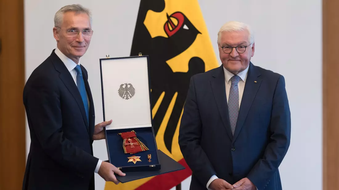 Bundespräsident Frank-Walter Steinmeier (r) würdigt die Verdienste des ehemaligen Nato-Generalsekretärs Jens Stoltenberg. - Bild: Sebastian Christoph Gollnow/dpa