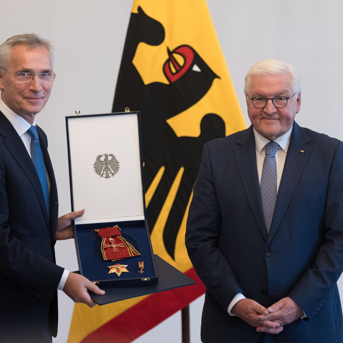 Bundespräsident Frank-Walter Steinmeier (r) würdigt die Verdienste des ehemaligen Nato-Generalsekretärs Jens Stoltenberg. - Foto: Sebastian Christoph Gollnow/dpa