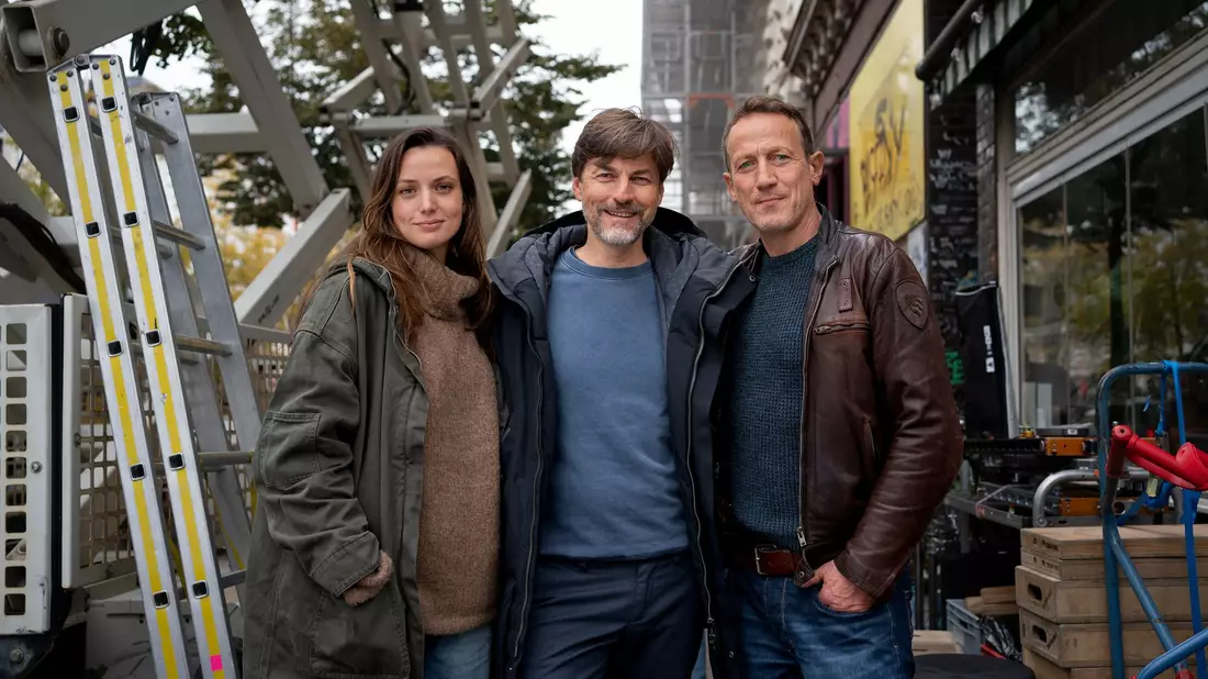 Die Schauspielerin Gaite Jansen, Regisseur Hans Steinbichler und Schauspieler Wotan Wilke Möhring drehen derzeit die erste deutsch-niederländische «Tatort»-Koproduktion. - Bild: Georges Pauly/NDR/dpa