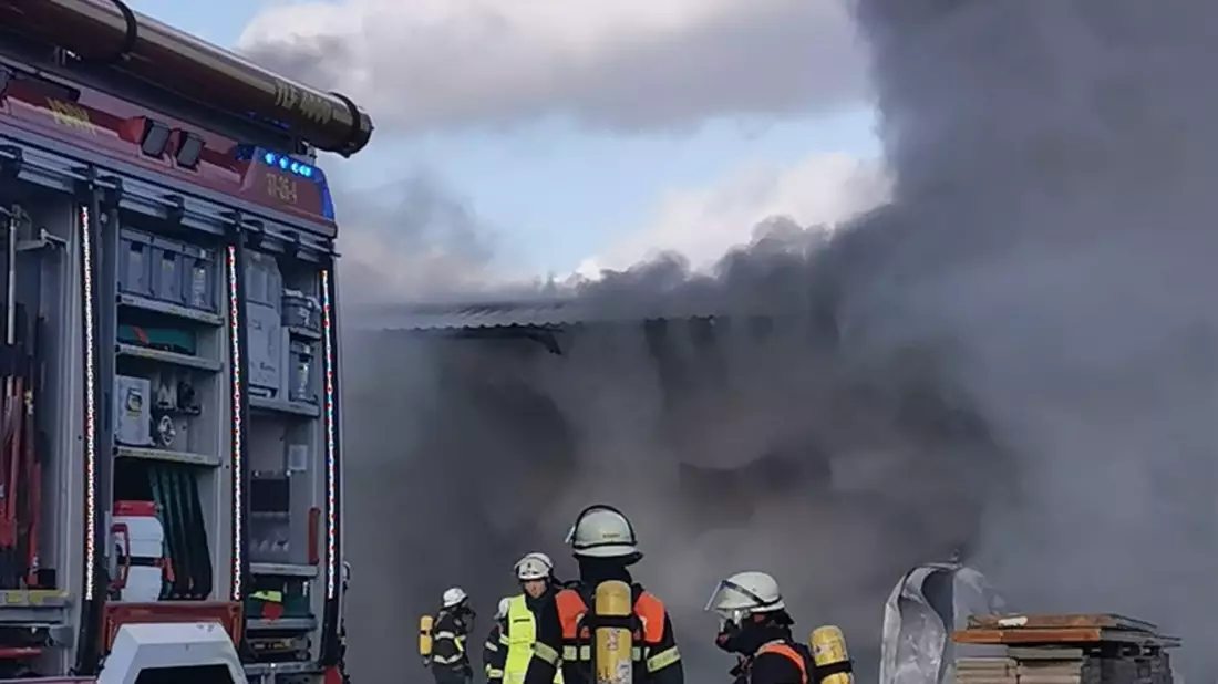 POL-STD: Feuer in Lagerhalle auf Obsthof im Alten Land - Bild: presseportal.de