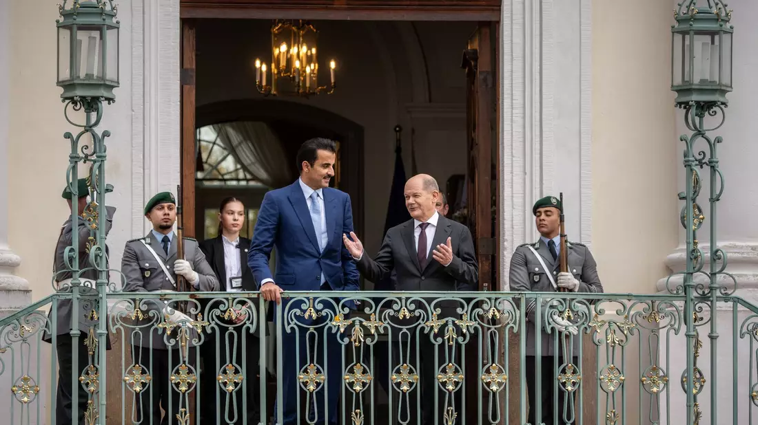 Gaza und Afghanistan: Trotz aller Kritik an Katar ist der Emir für Kanzler Scholz ein wichtiger Partner. - Bild: Michael Kappeler/dpa