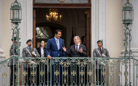 Gaza und Afghanistan: Trotz aller Kritik an Katar ist der Emir für Kanzler Scholz ein wichtiger Partner. - Foto: Michael Kappeler/dpa