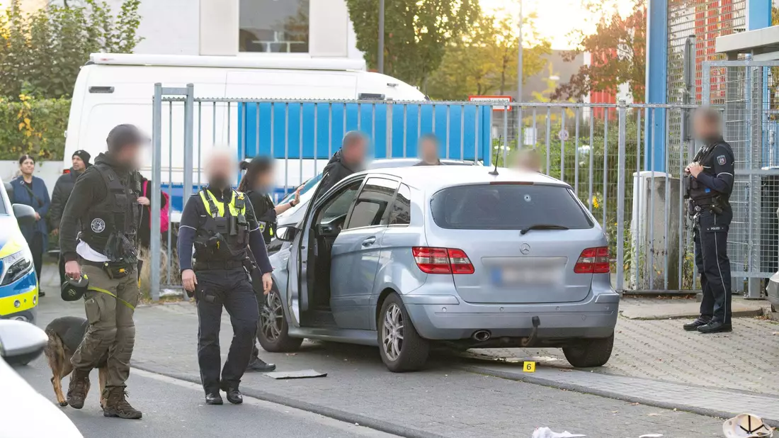Am helllichten Tag erschießt in Köln ein Unbekannter einen 32-jährigen Mann und flieht auf einem E-Roller. Über die Hintergründe wurde bislang nichts bekannt. - Bild: Benjamin Westhoff/dpa