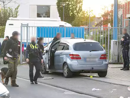 Am helllichten Tag erschießt in Köln ein Unbekannter einen 32-jährigen Mann und flieht auf einem E-Roller. Über die Hintergründe wurde bislang nichts bekannt. - Foto: Benjamin Westhoff/dpa
