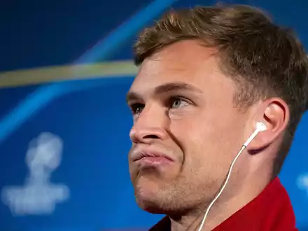 Bayern-Profi Joshua Kimmich wird immer wieder mit dem FC Barcelona in Verbindung gebracht. Auch bei der Pressekonferenz vorm Champions-League-Spiel gab es Fragen.  - Foto: Sven Hoppe/dpa