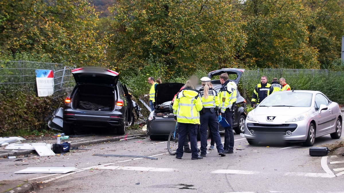 Dem Fahrer des Unfallwagens wurde eine Blutprobe entnommen. - Foto: -/SDMG/dpa