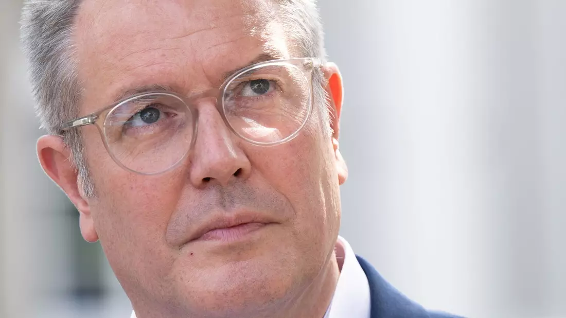 Schweitzer will mehr Unterstützung des Bundes in der Flüchtlingspolitik - Bild: Boris Roessler/dpa