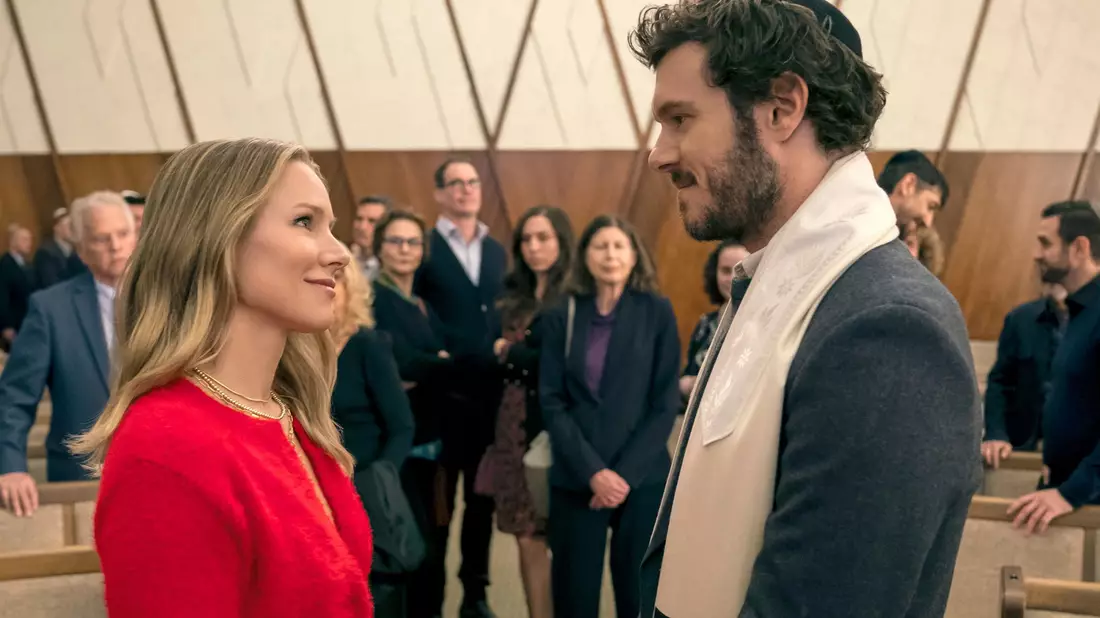 Unter Beobachtung ihres Umfelds: die beiden Verliebten der Serie «Nobody Wants This» (Foto: Netflix) - Bild: Cr. Stefania Rosini/Netflix/dpa