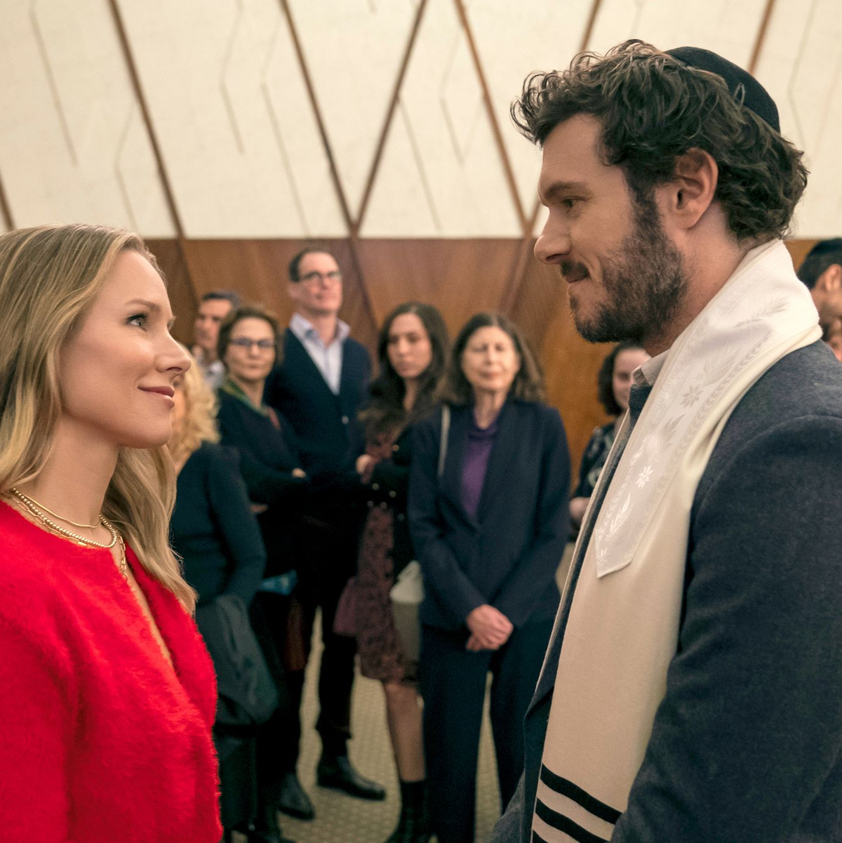 Unter Beobachtung ihres Umfelds: die beiden Verliebten der Serie «Nobody Wants This» (Foto: Netflix) - Foto: Cr. Stefania Rosini/Netflix/dpa