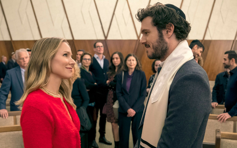 Unter Beobachtung ihres Umfelds: die beiden Verliebten der Serie «Nobody Wants This» (Foto: Netflix) - Foto: Cr. Stefania Rosini/Netflix/dpa