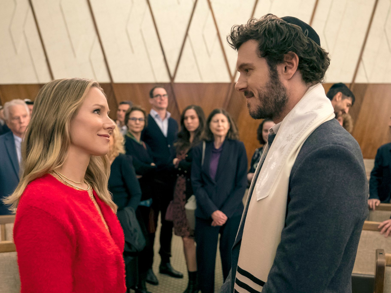 Unter Beobachtung ihres Umfelds: die beiden Verliebten der Serie «Nobody Wants This» (Foto: Netflix) - Foto: Cr. Stefania Rosini/Netflix/dpa