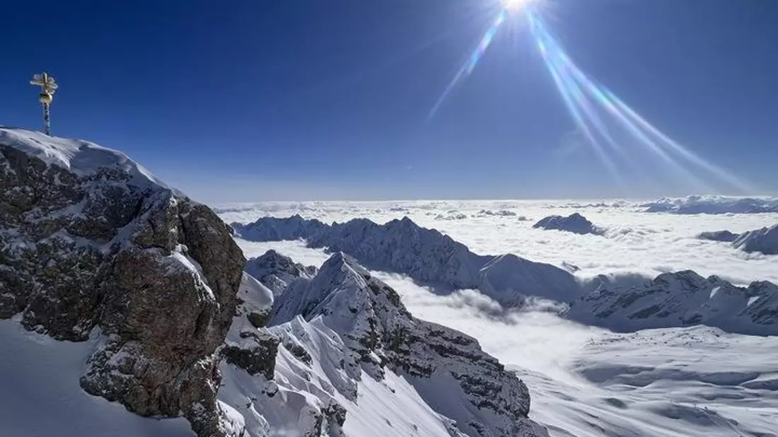 Deutschlands höchster Gipfel: die Zugspitze. Bayern gehört für den «Lonely Planet» zu den Top-Zielen des kommenden Jahres. (Archivbild) - Bild: Christoph Trost/dpa