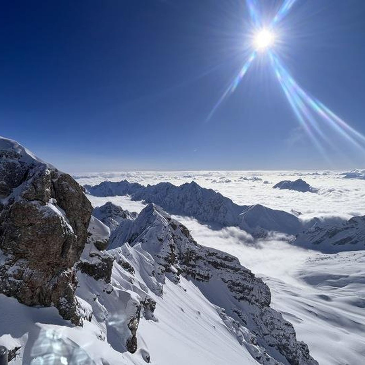 Deutschlands höchster Gipfel: die Zugspitze. Bayern gehört für den «Lonely Planet» zu den Top-Zielen des kommenden Jahres. (Archivbild) - Foto: Christoph Trost/dpa
