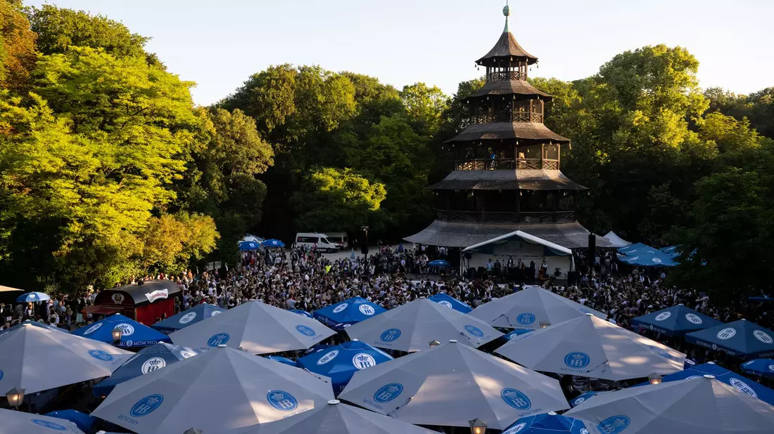 Einer der bekanntesten Biergärten Münchens ist der am Chinesischen Turm im Englischen Garten. (Archivbild) - Bild: Sven Hoppe/dpa