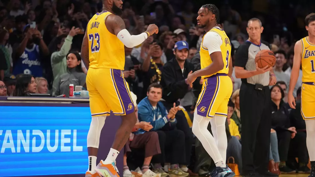 LeBron James und Bronny James wurden zusammen eingewechselt. - Bild: Eric Thayer/AP/dpa