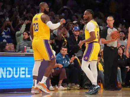 LeBron James und Bronny James wurden zusammen eingewechselt. - Foto: Eric Thayer/AP/dpa