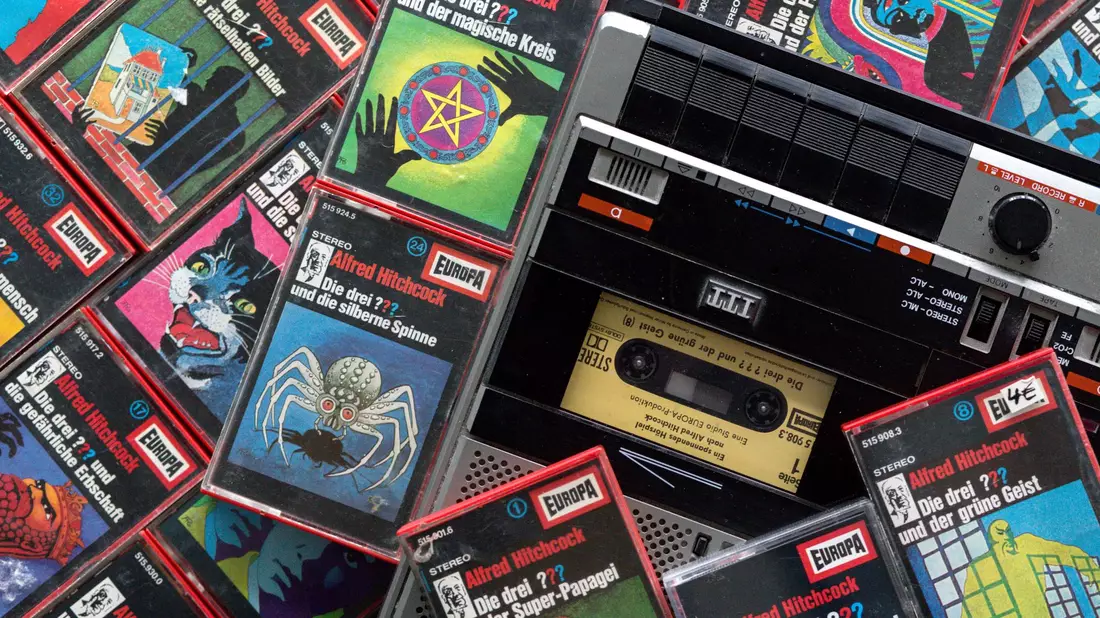Viele Menschen denken beim Stichwort Hörspiel an die Serie «Die drei Fragezeichen», aber der Löwenanteil neuer Produktionen entsteht im öffentlich-rechtlichen Rundfunk. - Bild: Wolfram Kastl/dpa