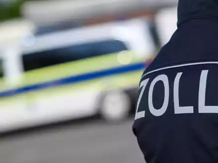 Zollbeamte sind weiterhin an den Küsten von Sylt präsent, um die weitere illegale Einfuhr von Drogen zu bekämpfen. (Symbolbild) - Foto: Julian Stratenschulte/dpa