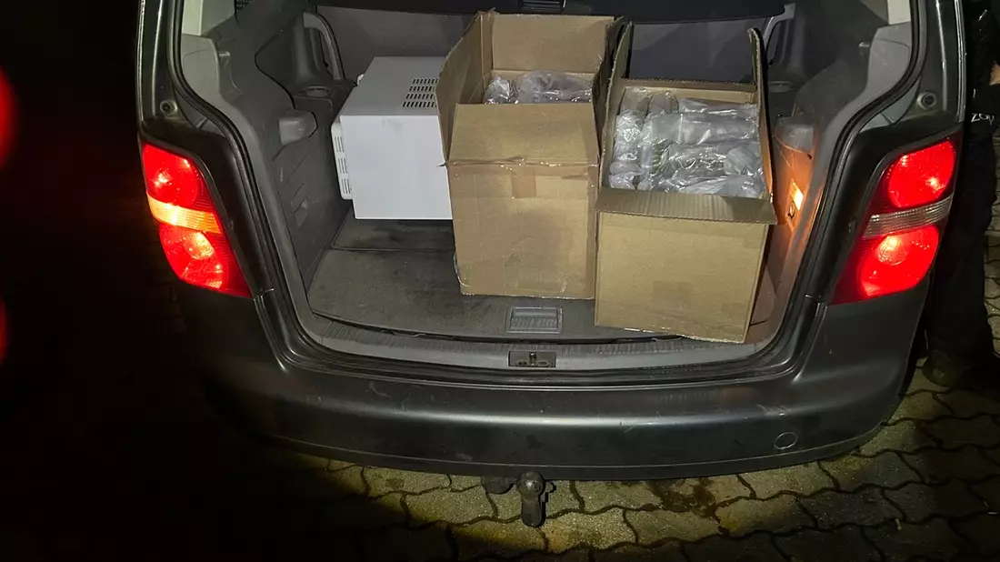 HZA-DO: Mutmaßlicher Drogenkurier flüchtet zu Fuß von der Autobahn / 12 Kilogramm Marihuana sichergestellt - Bild: presseportal.de