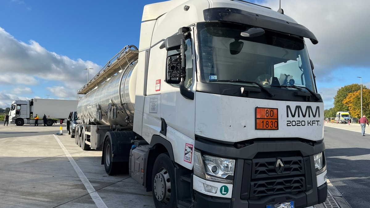 POL-DO: Defekte Bremsen, gebrochene Karosserie und Rost: Polizei stoppt Gefahrgut-Transporter auf der A44 bei Werl - Foto: presseportal.de