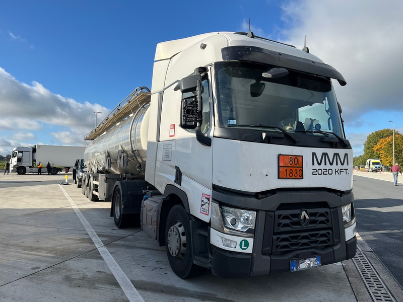 POL-DO: Defekte Bremsen, gebrochene Karosserie und Rost: Polizei stoppt Gefahrgut-Transporter auf der A44 bei Werl - Foto: presseportal.de