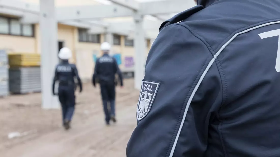 HZA-N: Zoll führt bundesweit Mindestlohnprüfungen durch - Hauptzollamt Nürnberg Teil einer der größten grenzüberschrei-tenden Prüfaktionen in der Europäischen Union - Bild: Zoll, presseportal.de