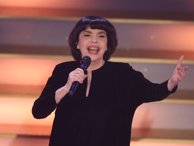 Mireille Mathieu will mehr Zeit für sich (Archivbild). - Foto: Bodo Schackow/dpa