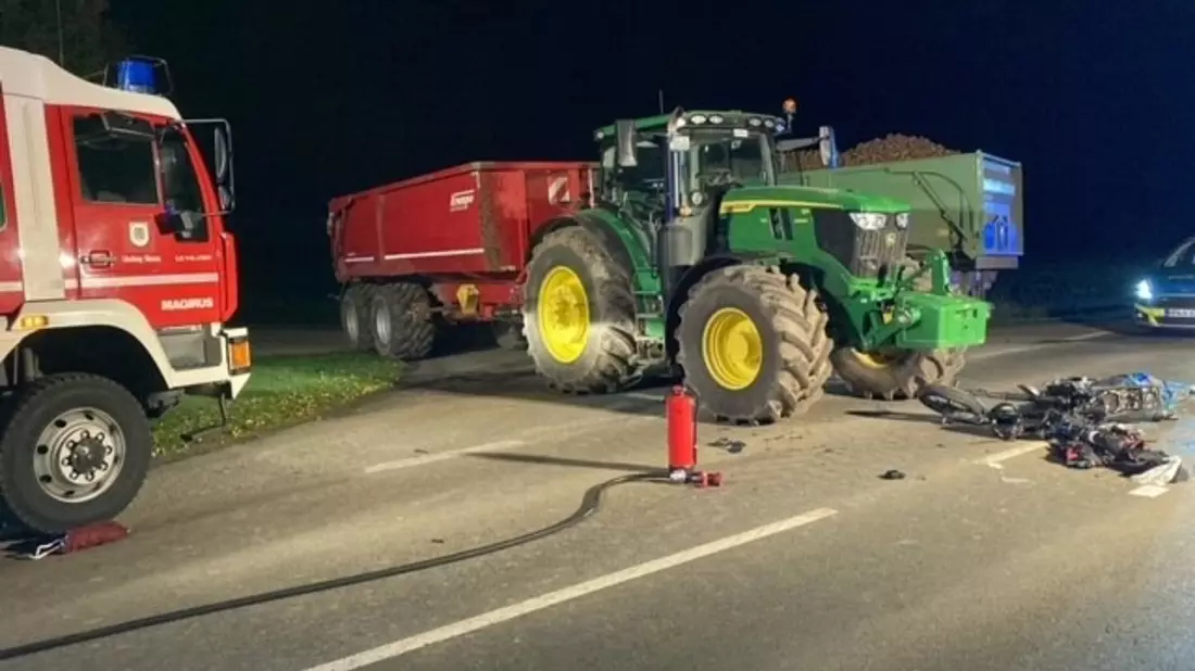 FW Bergheim: Drei Verletzte bei Verkehrsunfall in Bergheim Motorrad prallt gegen Traktor - Motorradfahrer lebensgefährlich verletzt - Bild: presseportal.de