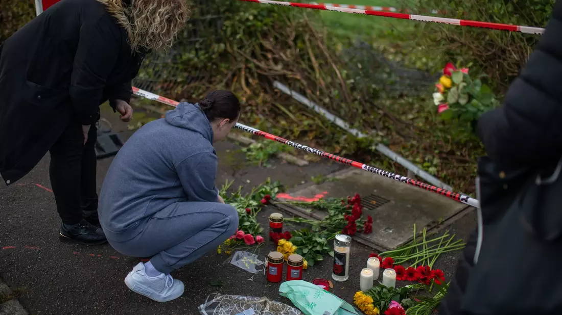 Nach dem Unfall mit drei Toten legen Trauernde Blumen und Kerzen an der Unfallstelle nieder. - Bild: Christoph Schmidt/dpa