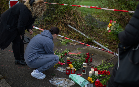 Nach dem Unfall mit drei Toten legen Trauernde Blumen und Kerzen an der Unfallstelle nieder. - Foto: Christoph Schmidt/dpa