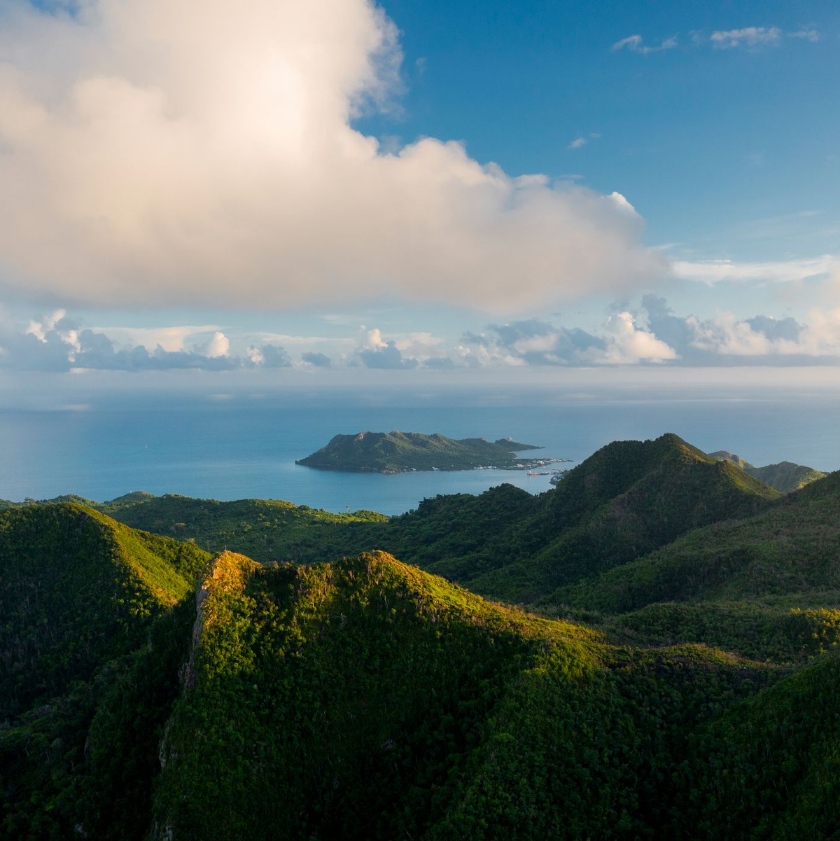 Blick auf die Insel Providence, die zum Archipel von San Andres im Karibischen Meer gehört. In Kolumbien findet seit Montag die Weltnaturkonferenz statt. - Foto: Luis Bernardo Cano/dpa