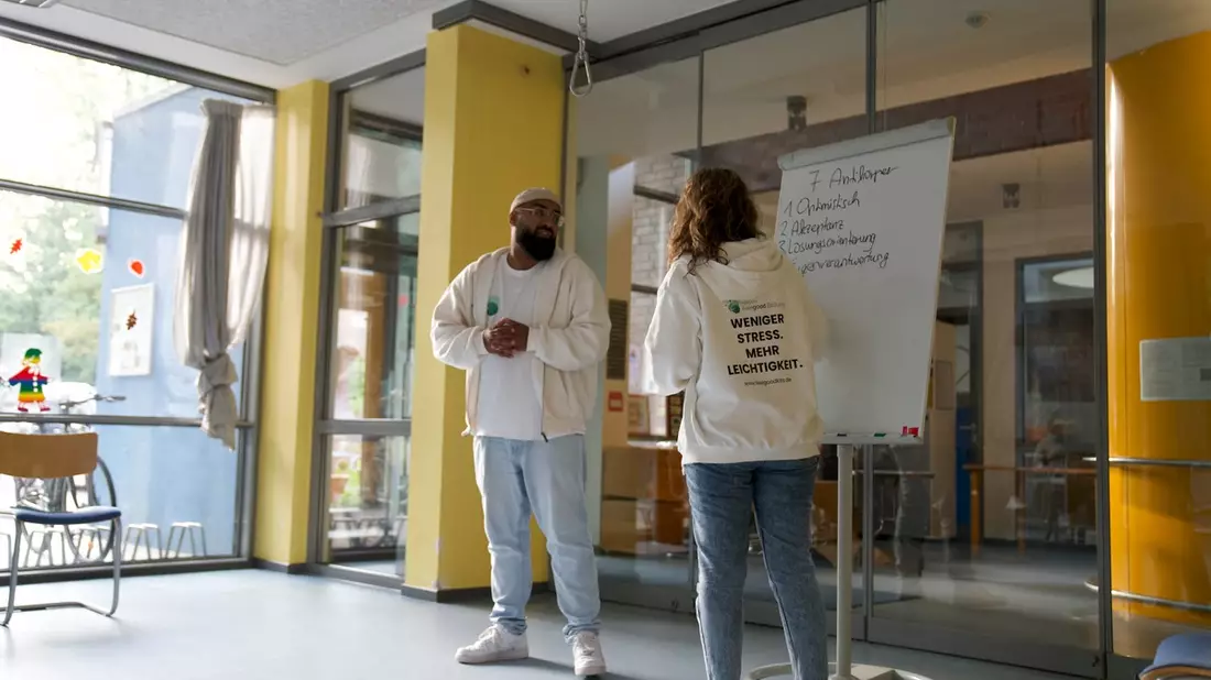 Müde von Work-Life-Balance? Belastbarkeit steigern statt Belastung senken - Stevan Bimbasic erklärt, warum isolierte Selbstfürsorge schädlich für Kitas ist - Bild: presseportal.de