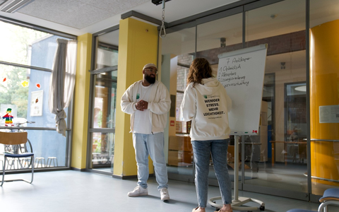 MĂŒde von Work-Life-Balance? Belastbarkeit steigern statt Belastung senken - Stevan Bimbasic erklĂ€rt, warum isolierte SelbstfĂŒrsorge schĂ€dlich fĂŒr Kitas ist - Foto: presseportal.de MĂŒde von Work-Life-Balance? Belastbarkeit steigern statt Belastung senken - Stevan Bimbasic erklĂ€rt, warum isolierte SelbstfĂŒrsorge schĂ€dlich fĂŒr Kitas ist - Foto: presseportal.de